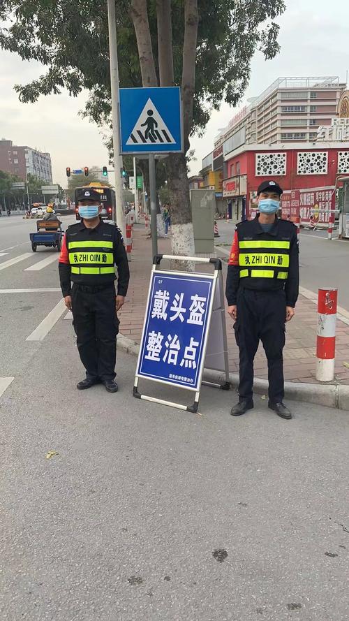 1月25日綜治辦組織嘉禾聯防隊員早高峰在106國道紅城五金交電市場開展